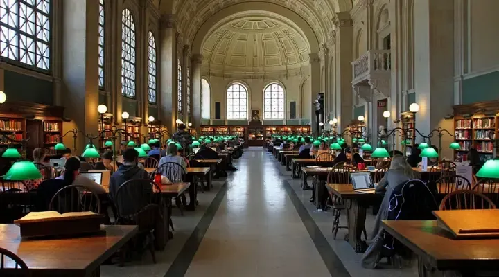 L'intérieur de la Bibliothèque publique de Boston Achetez un billet d'avion pas cher pour Boston et visitez la bibliothèque publique de Boston
