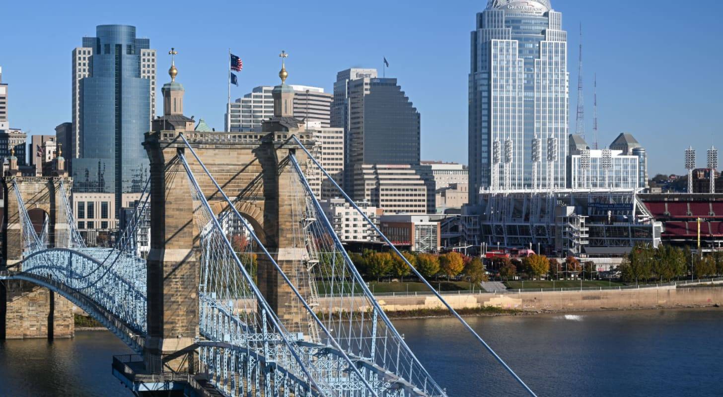 Trouvez un vol pas cher pour Cincinnati et  et admirez  le Taylor Southgate Bridge et la skyline de Cincinnati 