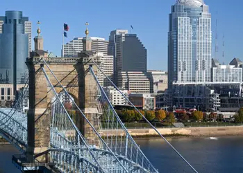 Trouvez un vol pas cher pour Cincinnati et  et admirez  le Taylor Southgate Bridge et la skyline de Cincinnati 