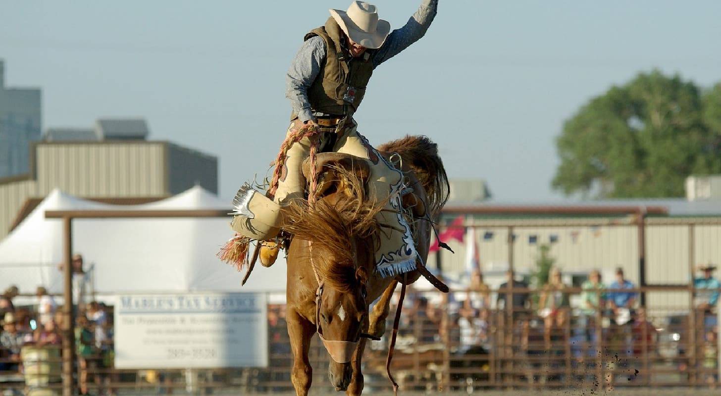 Réservez un vol pas cher pour Dallas et assistez à un spectacle de rodéo 