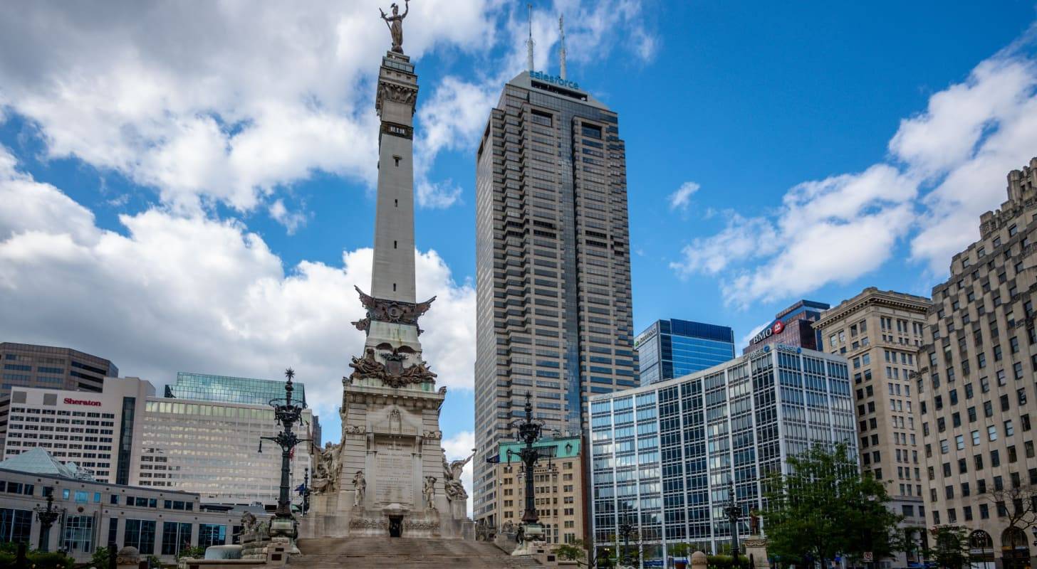 Achetez un billet d'avion pas cher pour Indianapolis et visitez le Monument Aux Soldats Et Marins