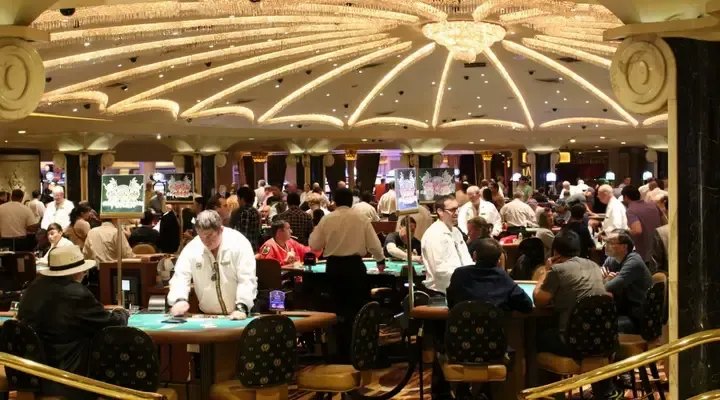 Des personnes en train de jouer au casino à Las Vegas Trouvez un billet d'avion pas cher pour Las Vegas et allez jouer au casino