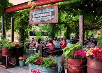 Trouvez un vol pas cher pour Philadelphie et visitez l'Independence Beer Garden 
