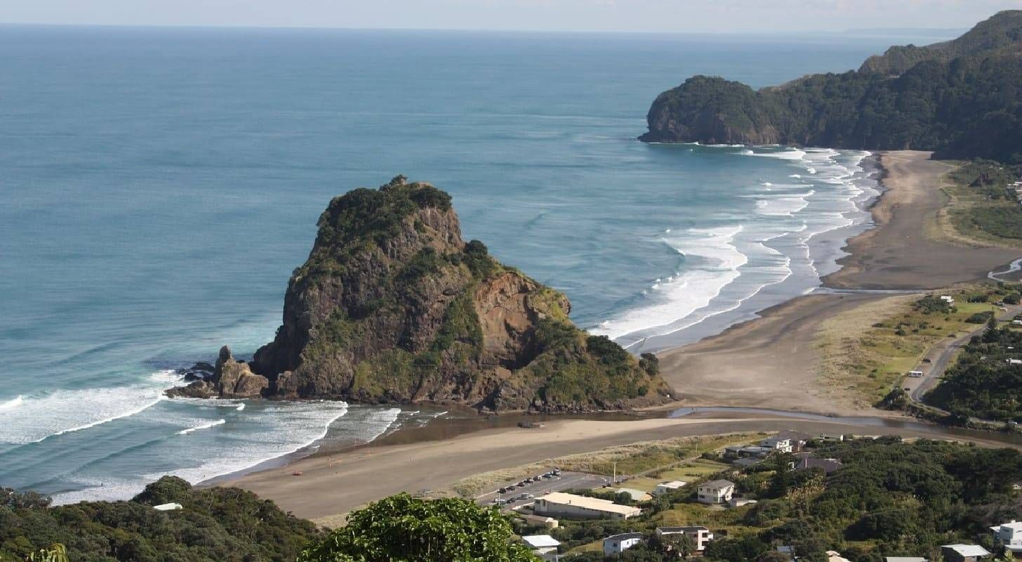 Vol pas cher pour Auckland, découverte du Rocher du lion à Piha