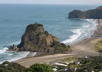 Vol pas cher pour Auckland, découverte du Rocher du lion à Piha