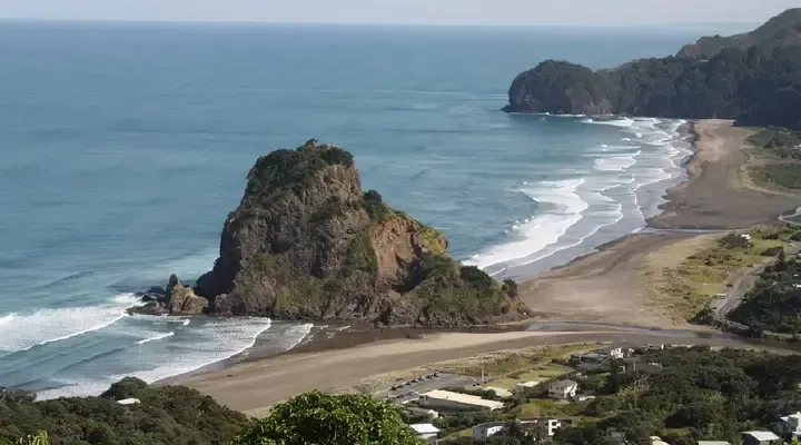 Vol pas cher pour Auckland, découverte du Rocher du lion à Piha Vol pas cher pour Auckland, découverte du Rocher du lion à Piha