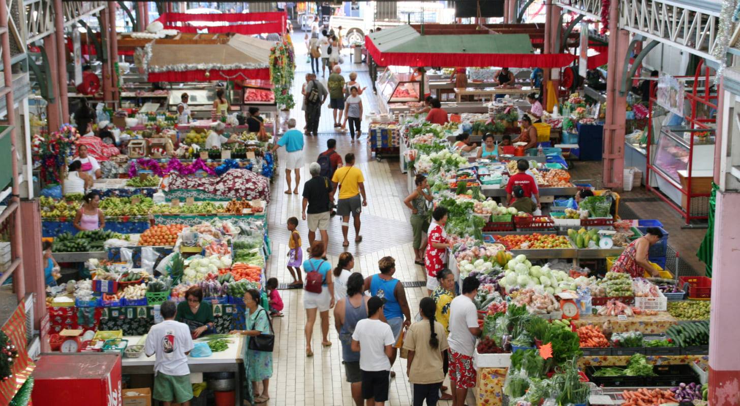 Billet d’avion pour Papeete, immersion au marché central traditionnel