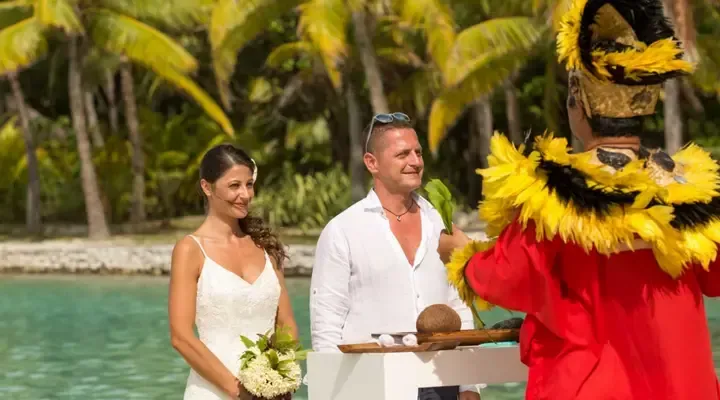 Un couple se mariant à Bora Bora Voyage à Bora Bora, mariage romantique sur la plage