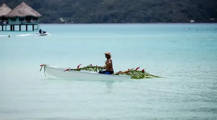 Un pécheur sur une pirogue à Bora Bora Billet d’avion pour Bora Bora en Polynésie française