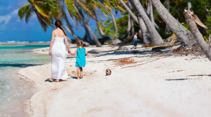 Balade au bord d'une plage tropicale Billet d'avion pas cher pour les Iles Tuamotu