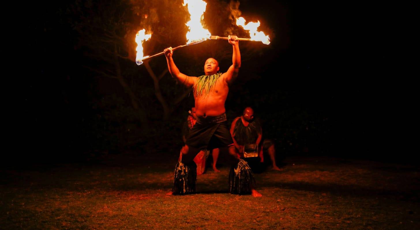 Vol pas cher pour Huahine, spectacle impressionnant d’un cracheur de feu polynésien