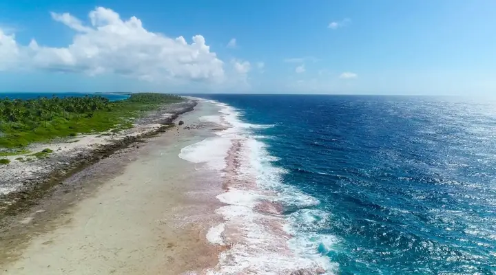 Vue sur l’océan pacifique depuis l’Atoll de Manihi Billet d’avion pour Manihi en Polynésie