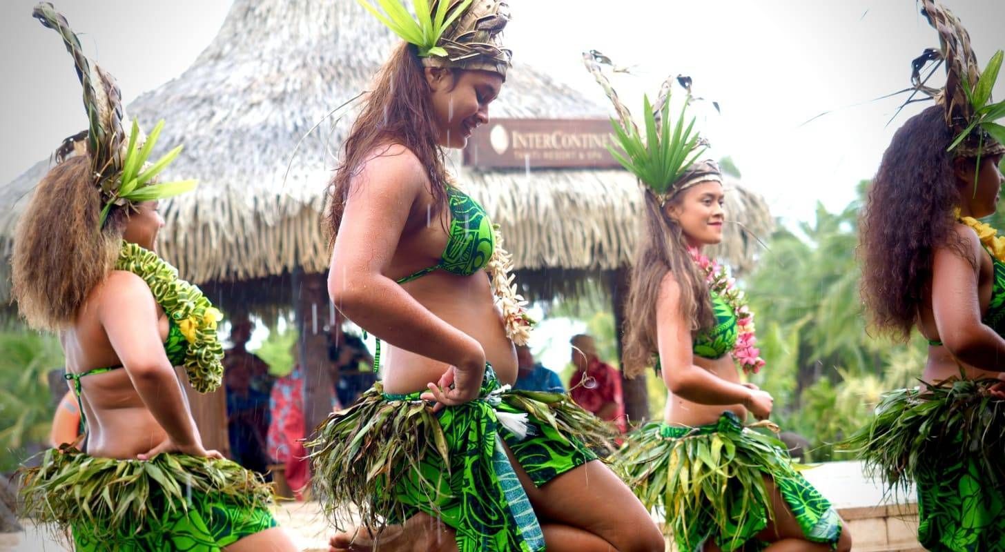 Voyage à Moorea, spectacle de danseuses polynésiennes en costumes traditionnels