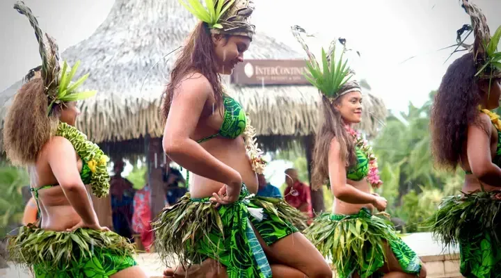 Des danseuses polynésiennes Voyage à Moorea, spectacle de danseuses polynésiennes en costumes traditionnels