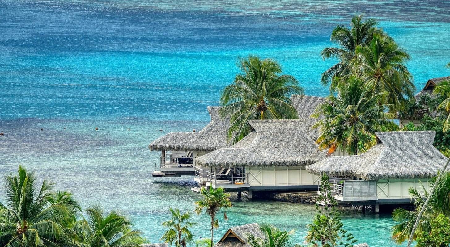 Billet d’avion pour Moorea, immersion dans les maisons traditionnelles polynésiennes