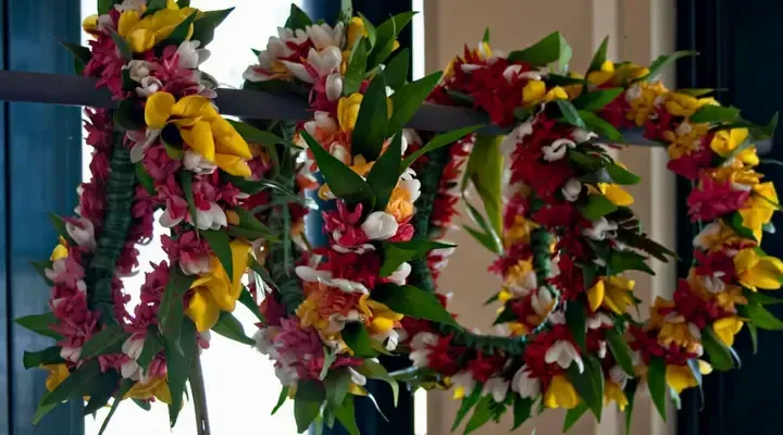 Le collier de fleurs de bienvenue polynésien Vol pas cher pour Raiatea, accueil avec collier de fleurs de bienvenue polynésien