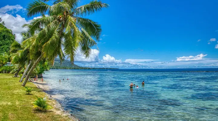 Baignade dans une eau translucide Vacances en Polynésie