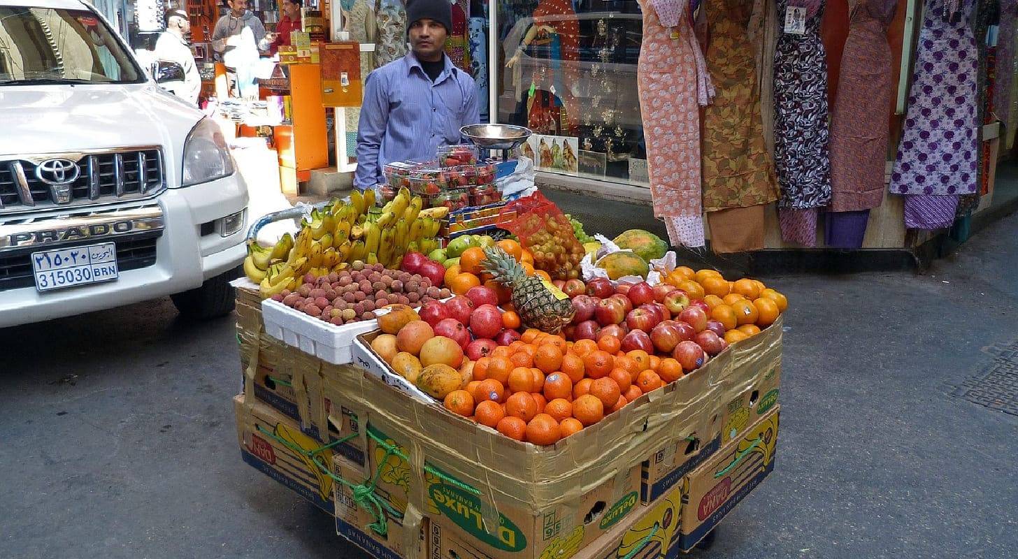 Voyage à Manama pour découvrir les saveurs locales chez un vendeur de fruits exotiques