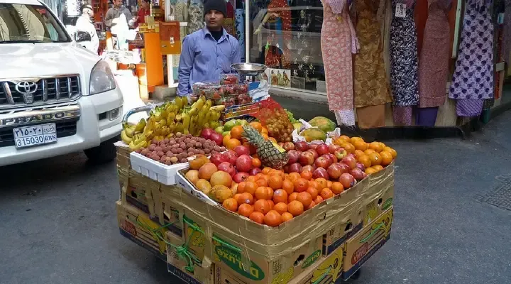 Voyage à Manama pour découvrir les saveurs locales chez un vendeur de fruits exotiques Voyage à Manama pour découvrir les saveurs locales chez un vendeur de fruits exotiques