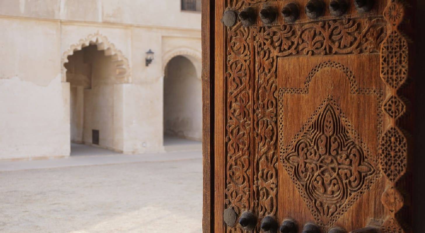 Billet d’avion pour Manama et exploration d’une porte mauresque traditionnelle