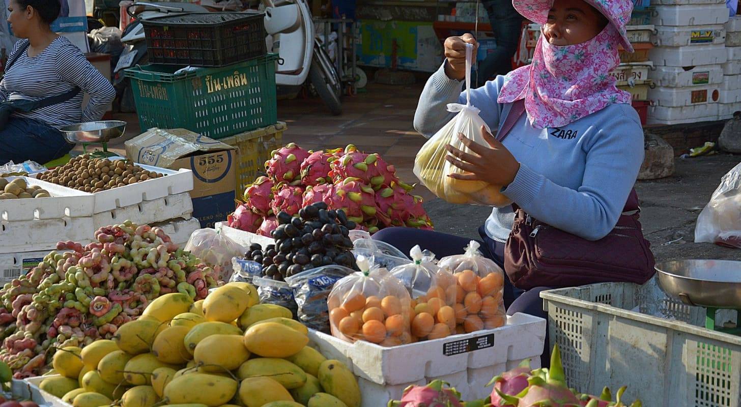 Billet d’avion pour Phnom Penh, découverte d’une vendeuse sur un marché cambodgien