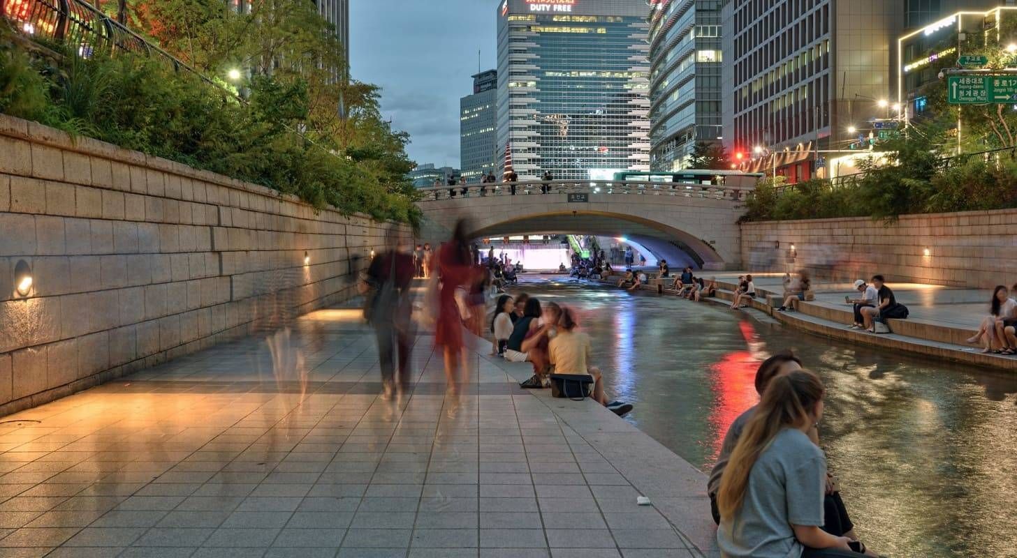 Billet d’avion pour Séoul, promenade au bord du Cheonggyecheon en centre ville