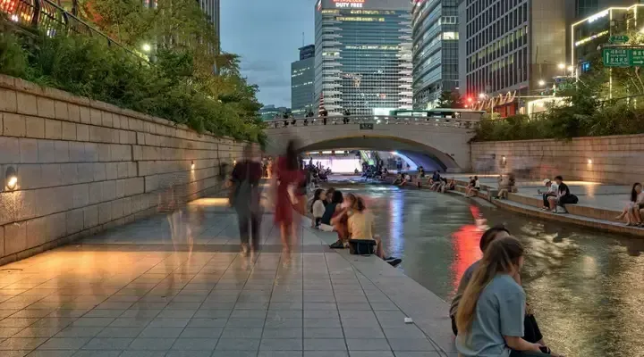 Billet d’avion pour Séoul, promenade au bord du Cheonggyecheon en centre ville Billet d’avion pour Séoul, promenade au bord du Cheonggyecheon en centre ville