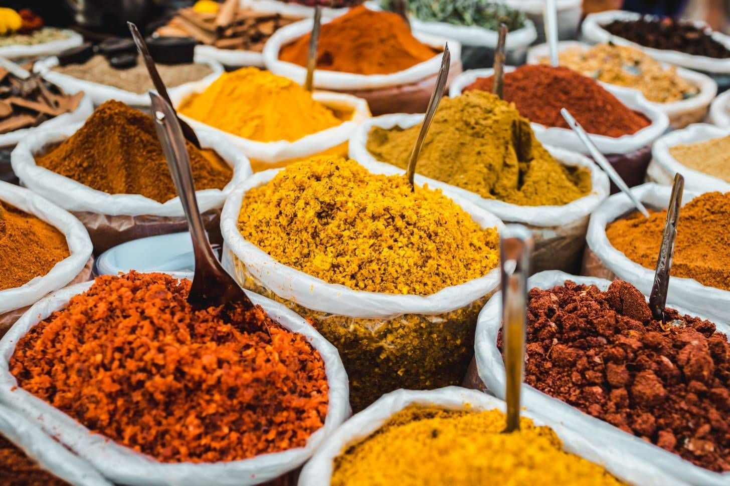 Billet d’avion pour Delhi, découverte des épices indiennes dans un marché traditionnel