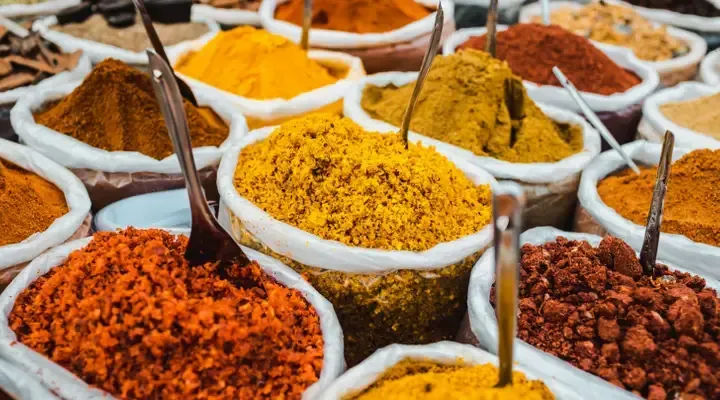 Découverte des épices indiennes Billet d’avion pour Delhi, découverte des épices indiennes dans un marché traditionnel