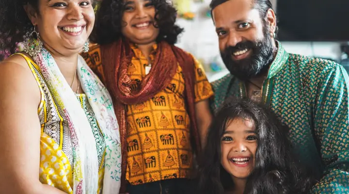 Une famille indienne souriante Voyage à Bangalore en Inde