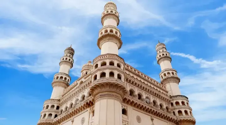 Charminar à Hyderabad, monument historique aux quatre minarets, symbole de la ville. Billet d’avion pour visiter le Charminar à Hyderabad