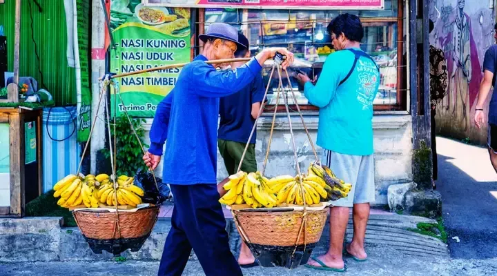 Un vendeur ambulant à Jakarta Billet d’avion pour Jakarta