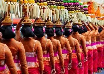 Vol pas cher pour Bali, cérémonie hindoue avec des Balinaises en costume traditionnel à Denpasar