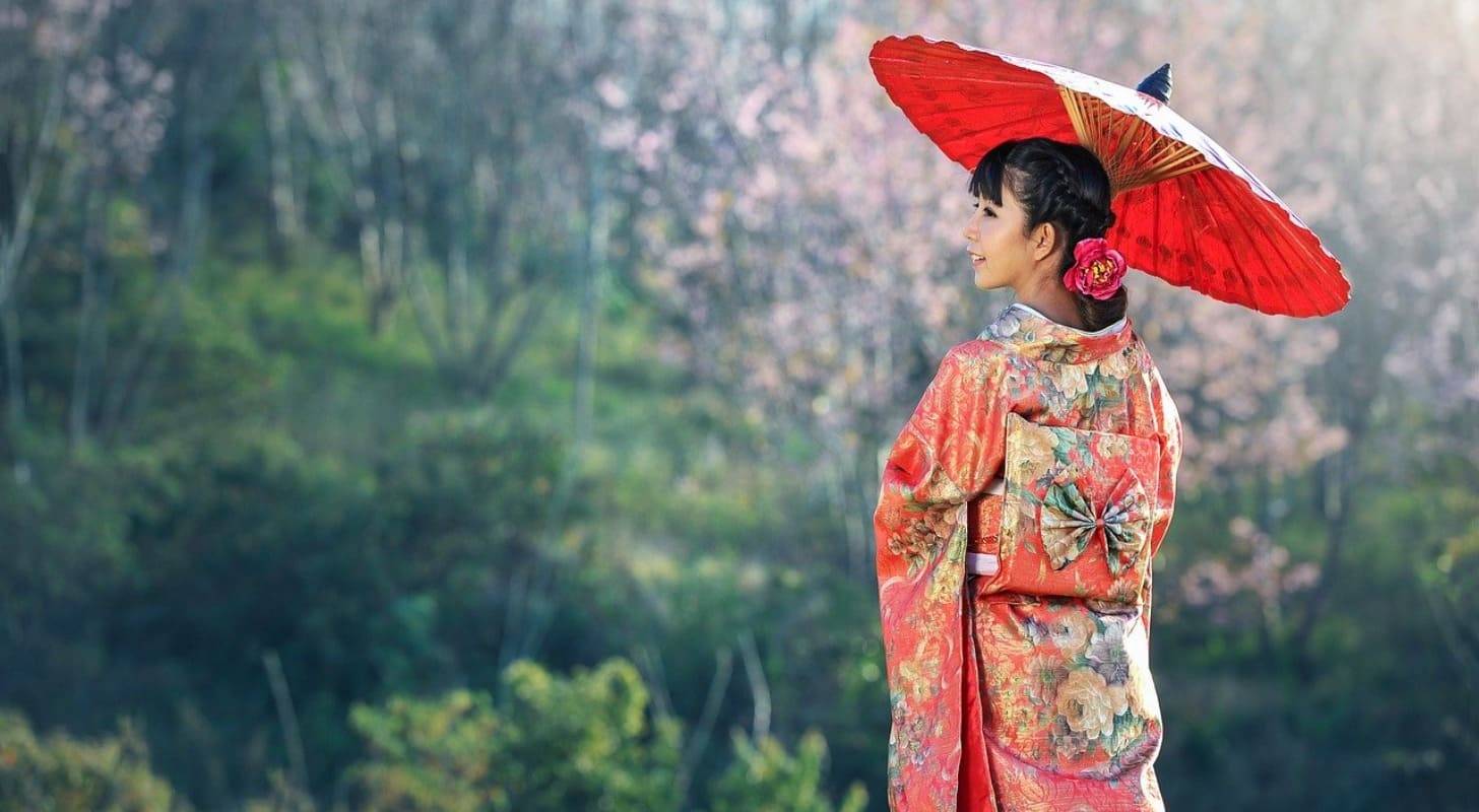 Voyage à Osaka, une Japonaise en kimono traditionnel dans les rues de la ville