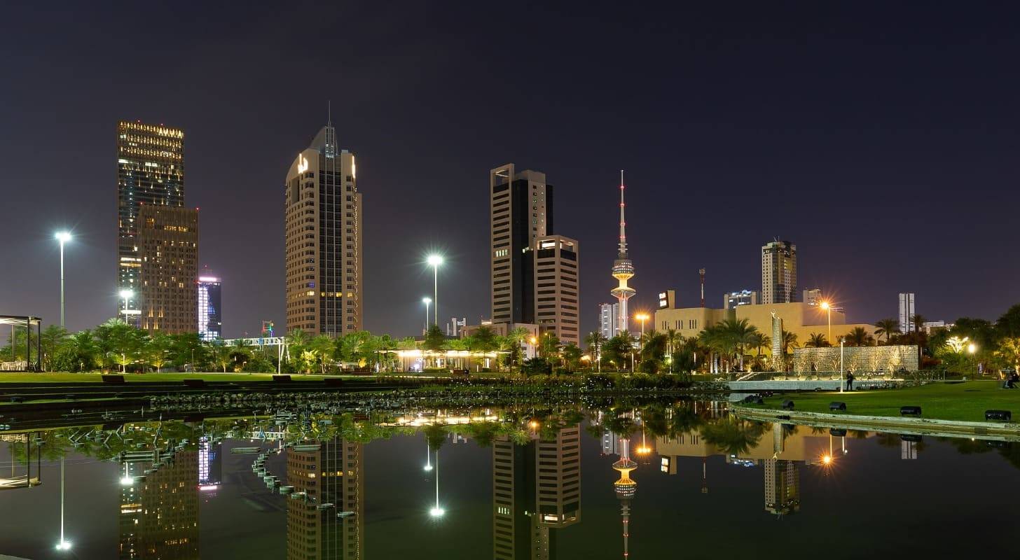 Vol pas cher pour Koweït City, vue panoramique de la ville illuminée la nuit