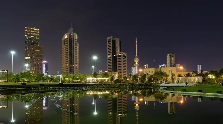 Vue panoramique de Koweït City la nuit Vol pas cher pour Koweït City, vue panoramique de la ville illuminée la nuit