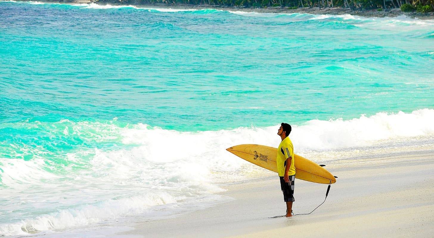 Vol pas cher pour les Maldives, session de surf sur une plage de Malé