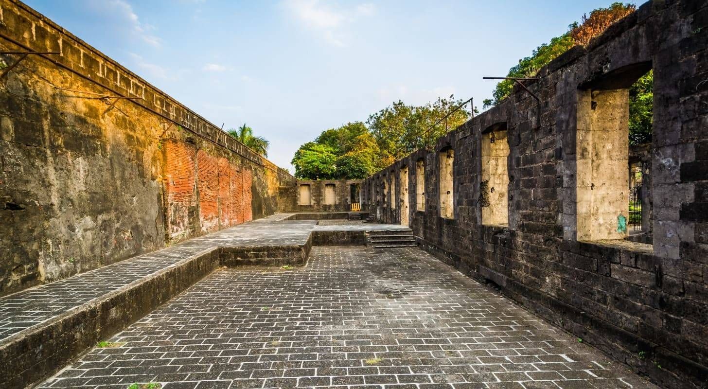 Billet d’avion pour Manille, exploration du Fort Santiago