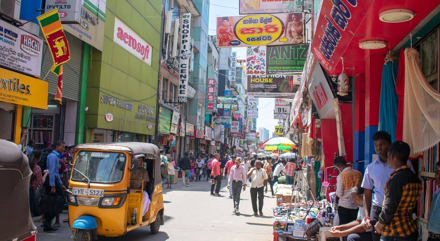 Vol pas cher pour Colombo, rue animée du centre-ville