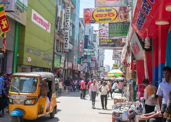 Vol pas cher pour Colombo, rue animée du centre-ville