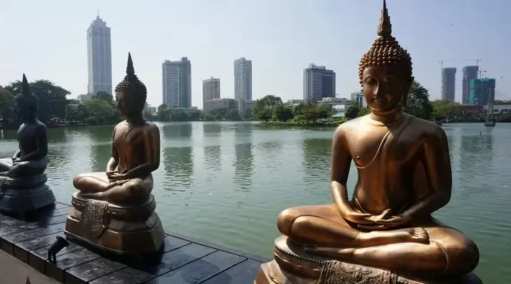 Des statues de Buddha dans un parc à Colombo Voyage à Colombo, statues de Buddha dans un parc