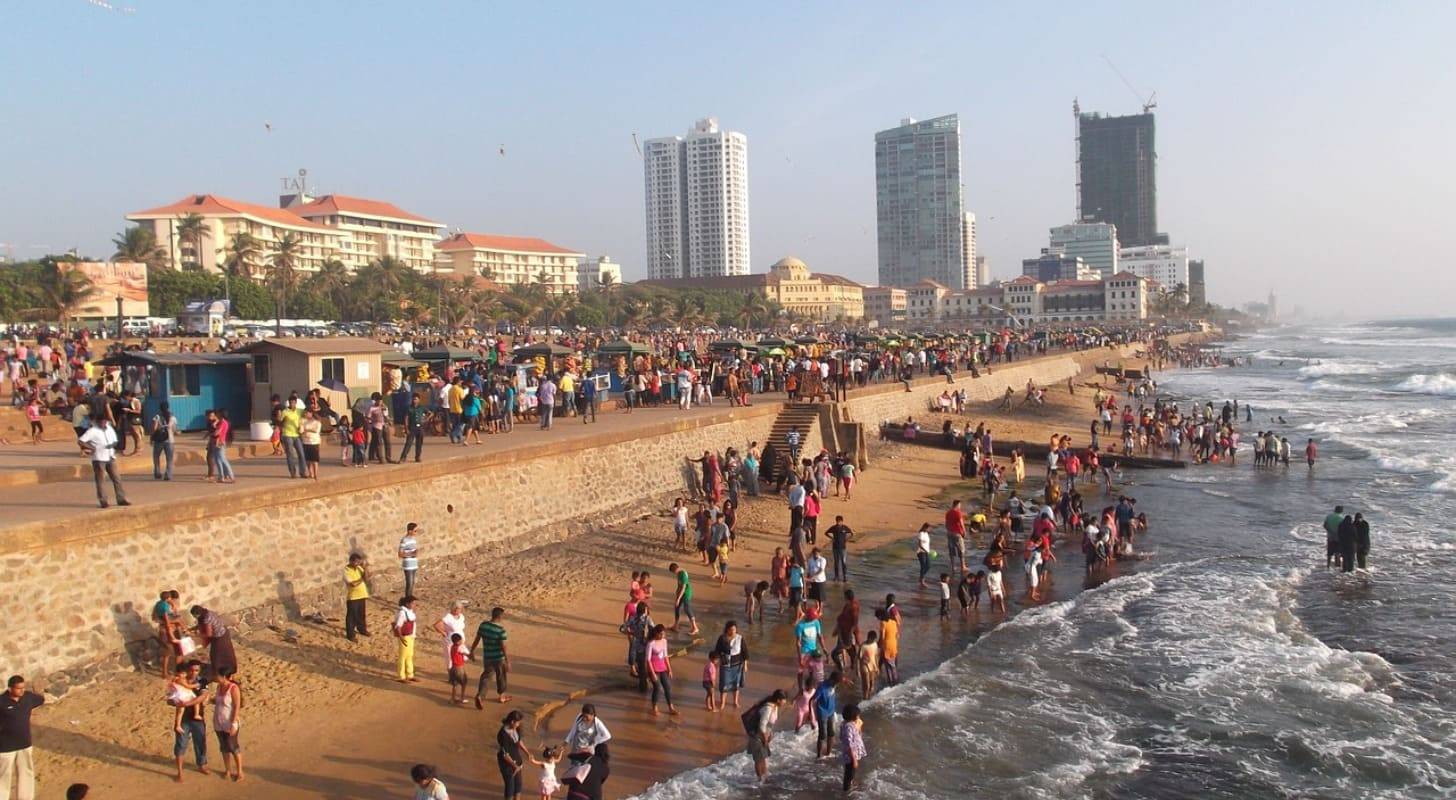 Billet d’avion pour Colombo, plage paisible près de la ville
