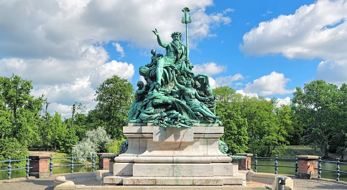 Photo de la Fontaine du Vater Rhein dans un parc de Düsseldorf