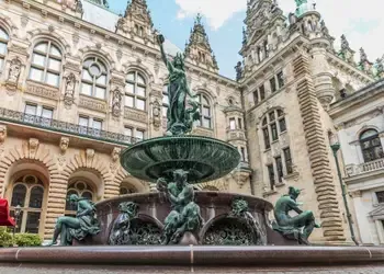 Vue de la façade de l'Hôtel de ville d'Hambourg