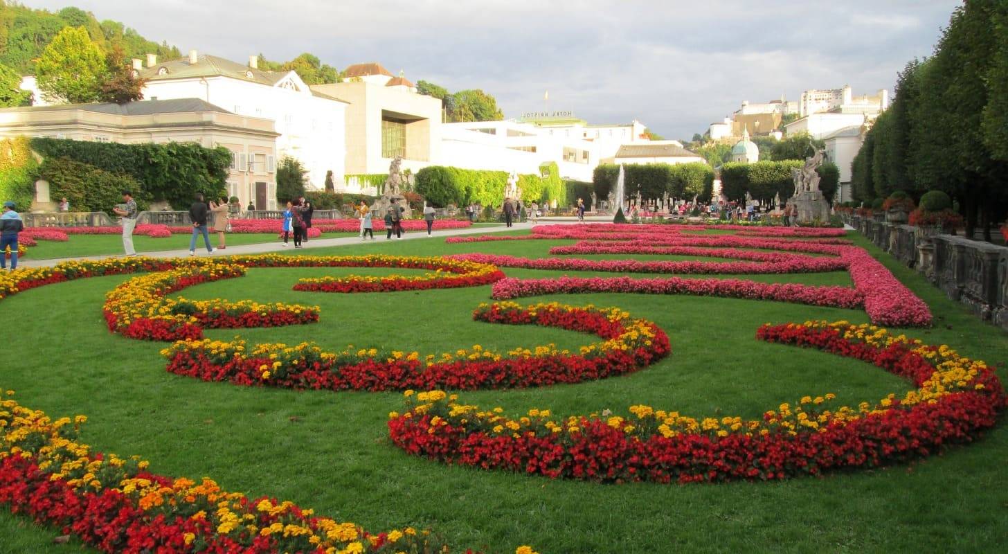 Trouvez un billet d’avion pour Salzbourg au meilleur prix et découvrez les jardins fleuris du château de Mirabell