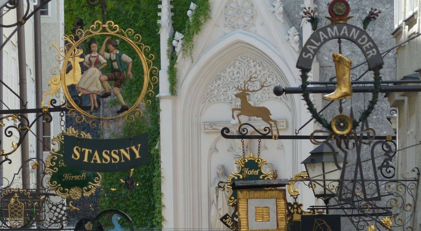 Réservez votre voyage à Salzbourg au meilleur prix et flânez dans la célèbre rue Getreidegasse