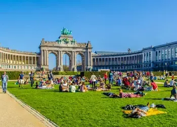 Réservez un vol pas cher pour Bruxelles et explorez le parc du Cinquantenaire