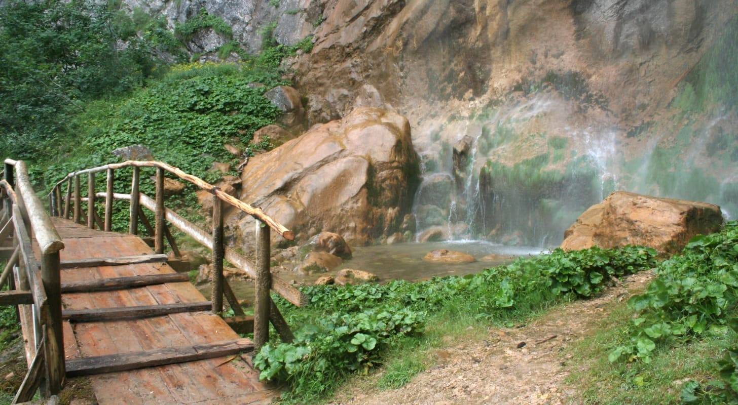 Trouvez un billet d’avion pour Sarajevo au meilleur prix et partez à la découverte de la cascade Skakavac à proximité