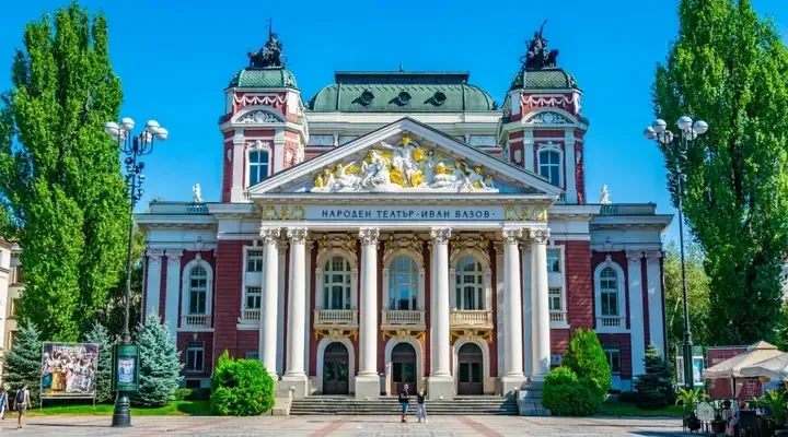 Vol pas cher pour Sofia, promenez-vous dans le Jardin de l'Église russe St Nicolas Vol pas cher pour Sofia, promenez-vous dans le Jardin de l'Église russe St Nicolas