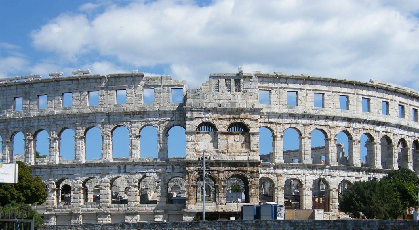 Réservez un vol pas cher pour Pula en Croatie et découvrez son amphithéâtre romain